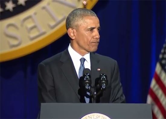 버락 오바마 미국 대통령이 영부인 미셸 여사에게 감사를 표한 후 울먹이고 있다.