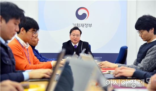 조규홍 기획재정부 재정관리관(가운데)은 11일 정부세종청사에서 열린 기자간담회에서 재정현안에 대해 발언을 하고 있다.