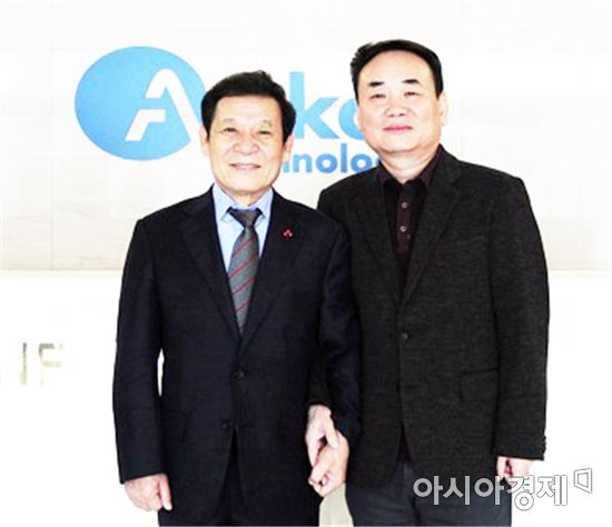윤장현 광주시장(왼쪽)은 지난해 12월 초 박용철 앰코코리아 한국법인 대표를 만나 광주사업장에 대한 지역민의 관심과 애정을 전하며, 지속적인 투자를 요청했다. 