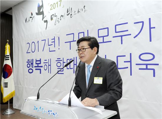 김기동 광진구청장이 11일 오후 열린 2017년 신년인사회에서 올해 구정 방향에 대해 설명하고 있다.
