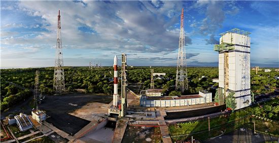 지난해 9월 23일(현지시간) 인도 안드라프라데시주(州)의 스리하리코타우주센터에 우주발사체 'PSLV'가 서 있다(사진=ISRO).