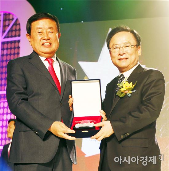 이동진 진도군수(왼쪽)가 지난 11일 ‘대한민국 문화예술스타대상 문화발전공로대상’을  수상하고 기념촬영을 하고있다.