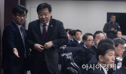 [포토]자리 이동하는 주형환 장관