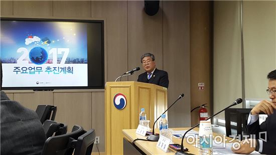 고윤화 기상청장이 12일 서울 동작구 기상청 국제회의실에서 올해 업무계획을 발표하고 있다. 