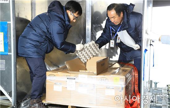 농림축산식품부 직원들이 12일 인천공항에서 수입된 미국산 계란을 확인하고 있다.(사진:농림축산식품부)