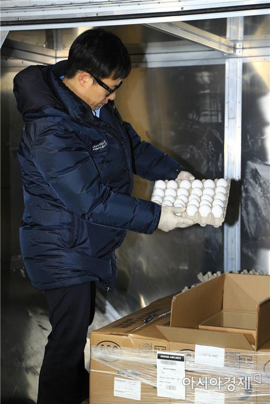 농림축산식품부 직원들이 12일 인천공항에서 수입된 미국산 계란을 확인하고 있다.(사진:농림축산식품부)