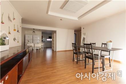 서울 마포구 도화동의 한 대형 평형 아파트에 마련된 셰어하우스. 전용 128㎡인 이 아파트에는 8명이 거주하며, 방 3개를 1인실 1개, 2인실 2개, 3인실 1개로 나눠 쓰고 있다.(자료:우주)