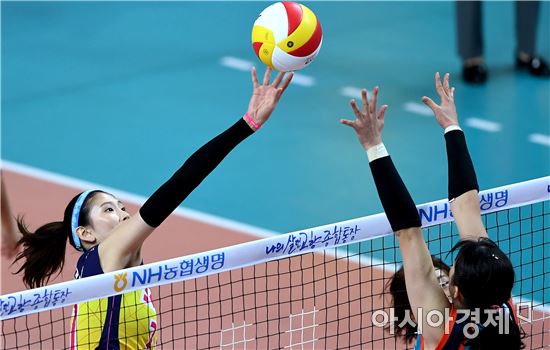 [포토]김수지, '블로킹을 살짝 피해'