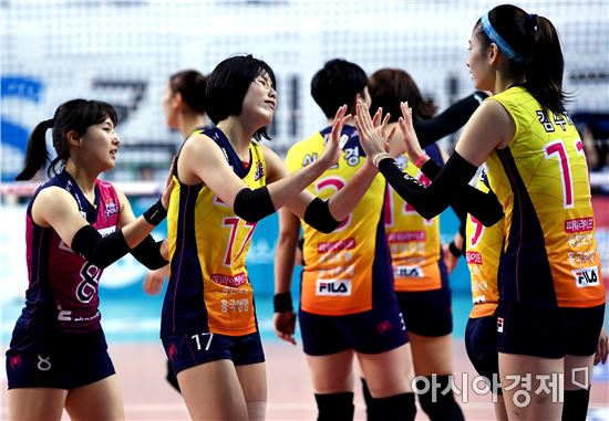 [포토]흥국생명 이재영, '정말 짜릿한 역전승이야'