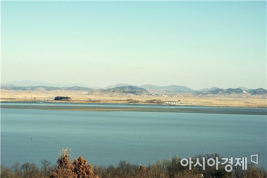 2km 앞에서 본 북한군… 하루종일 대남방송