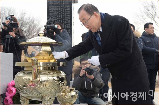 [포토]반기문, 김영삼 전 대통령 묘역 참배
