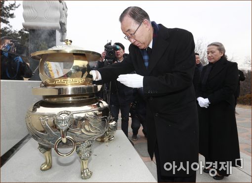 [포토]반기문, 김대중 전 대통령 묘역 참배