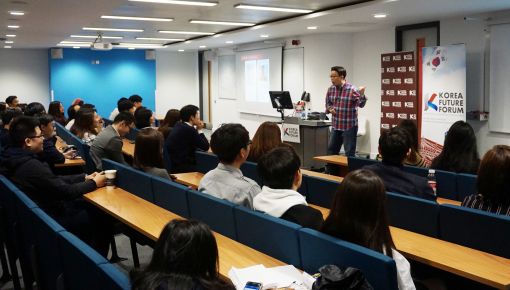 서경덕 성신여대 교수가 지난 12일(현지시간) 영국 런던정치경제대에서 한국 유학생들을 대상으로 '한국 알리기' 특강을 하고 있다.
