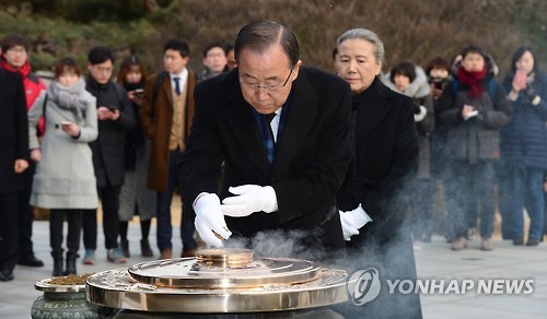 반기문, 현충원 방문 ‘방명록 글귀 미리 준비’…일정 후 귀가땐 지하철로