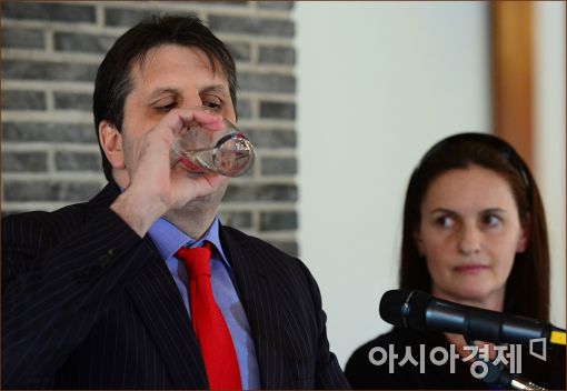 [포토]물 마시는 마크 리퍼트 주한 미 대사