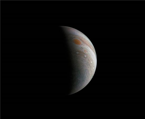 ▲한 시민과학자가 주노 탐사선의 원천 데이터를 이용해 목성의 이미지를 만들었다.[사진제공=NASA/Roman Tkachenko]