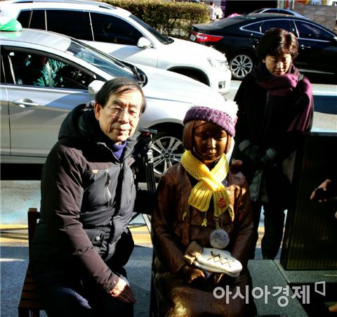박원순 서울시장이 14일 오후 부산 일본영사관 앞 평화의소녀상을 찾았다. 