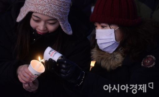 [포토]'촛불 나누는 시민들'