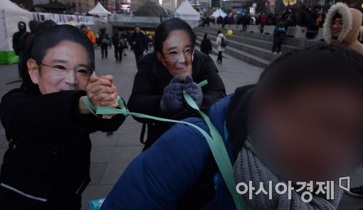 [12차 촛불집회]강추위 속 "사회·재벌 개혁 vs 탄핵 뒤집기" 열기(종합)