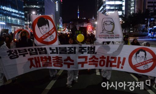 [13차 촛불집회]"재벌총수 구속하라"…강추위 속 새해 최대규모 촛불