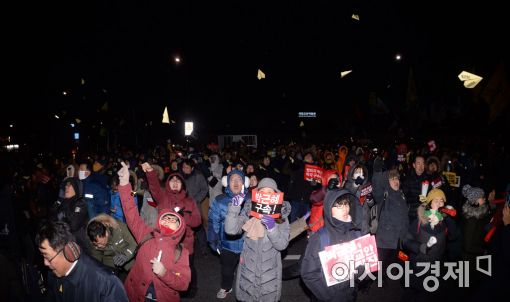 [포토]'희망 담아 날리는 종이 비행기'