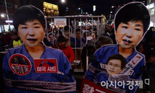 [12차 촛불집회]강추위 속 "사회·재벌 개혁 vs 탄핵 뒤집기" 열기(종합)