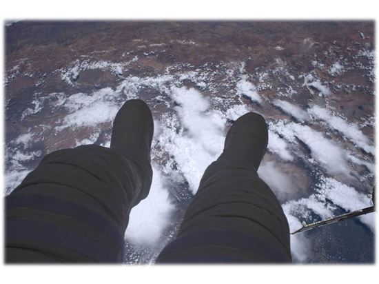 ▲토마스 페스케가 지난 13일(현지 시간) 우주유영 당시 찍은 사진. 400km 발 아래 지구가 보인다.[사진제공=NASA/토마스 페스케]