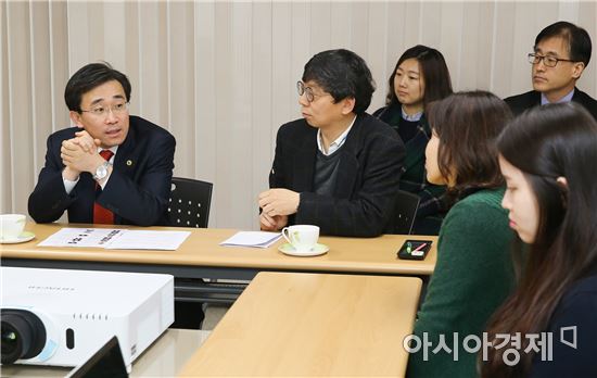 [포토]김성환 광주시 동구청장, 민간위탁기관 방문