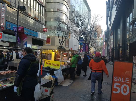 15일 오후 서울 중구에 위치한 명동거리에는 상당수의 노점상들이 고객이 없어 일손을 놓고 있었다.  