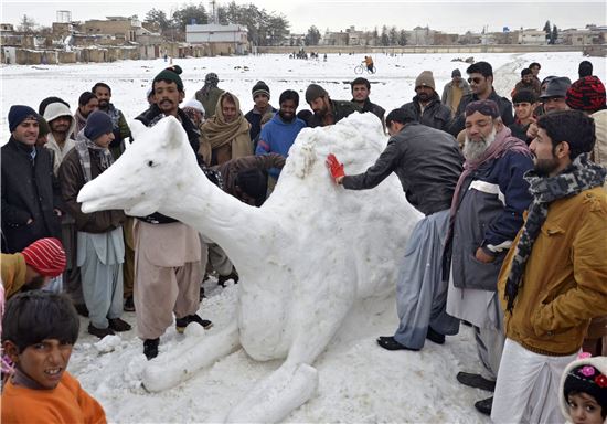 [포토]눈이 반가운 파키스탄 "눈낙타 만들어요"