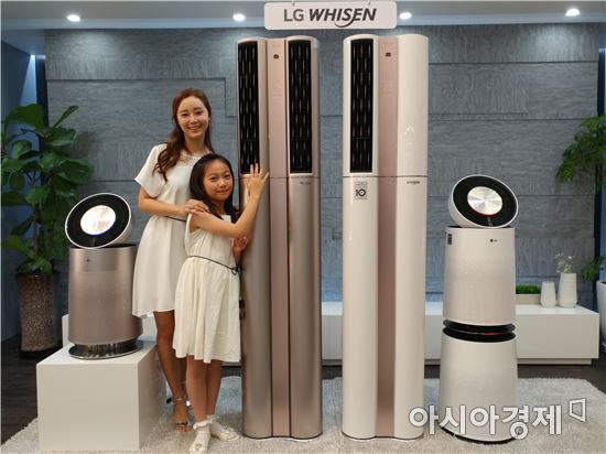 ▲LG전자 모델들이 2017년형 LG 휘센 듀얼 에어컨을 소개하고 있다. (제공=LG전자)