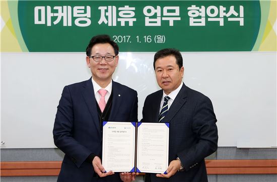 16일 서울 중구 모두투어 본사에서 최병화 신한은행 부행장(왼쪽)과 한옥민 모두투어네트워크 사장(오른쪽)이 마케팅 제휴 업무협약을 체결한 뒤 기념 촬영을 하고 있다. (사진 : 신한은행)