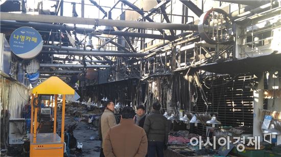 지난 15일 전남 여수교동수산시장에서 화재가 발생, 시장내 점포 대부분이 불에 타면서 상인들이 망연자실에 빠졌다.