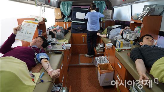 16일 서울 중구 남창동 본사에서 세븐일레븐 임직원들이 헌혈 행사에 동참하고 있다. 