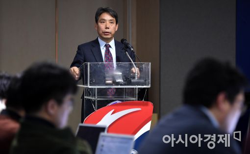 [포토]기자회견하는 신문선 교수