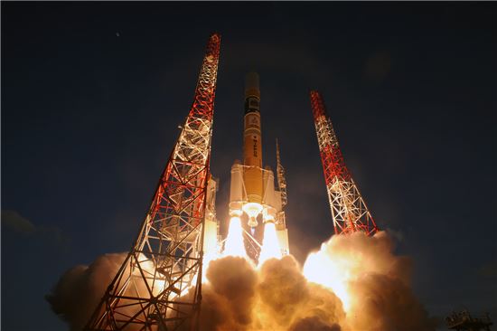 지난해 2월 17일 일본 가고시마(鹿兒島)현 다네가시마(種子島)우주센터에서 우주 관측용 위성을 실은 로켓 'H-IIA'가 발사되고 있다(사진=JAXA).