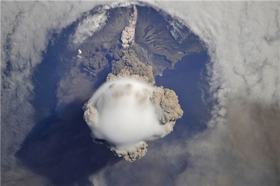 2009년 6월 12일 국제우주정거장(ISS)에서 촬영한 쿠릴열도의 화산활동 이미지(사진=JAXA).
