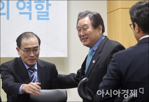 [포토]태영호 "김무성 의원 잘 알고 있다"