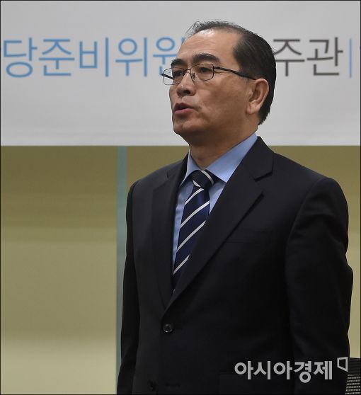 [포토]애국가 부르는 태영호 전 북한공사