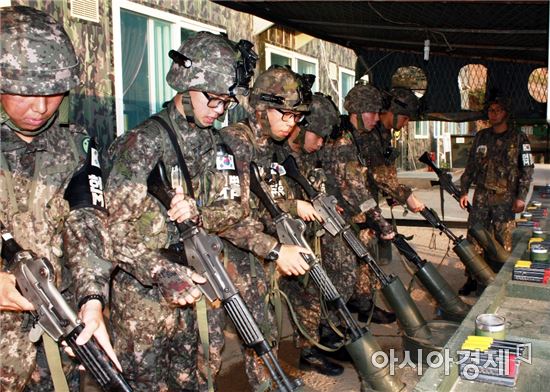 文 '복무 1년까지 단축가능'… 軍 "종합적 검토해야"