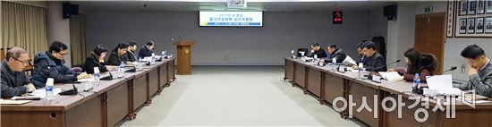 광주광역시는 17일 오전 시청 3층 중회의실에서 자치구, 국립농산물품질관리원, 수협중앙회, YWCA 등 관계자로 구성된 설 물가안정대책 실무위원회를 열어 기관별 추진 계획을 공유하고 협조사항을 논의하고 있다./광주광역시 제공