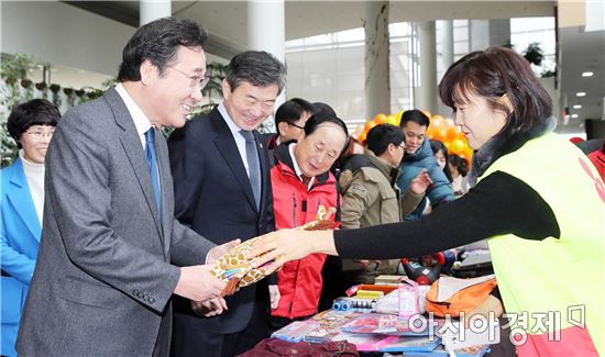 이낙연 전남지사가 17일 오후 도청 윤선도홀에서 열린 설맞이 따뜻한 나눔장터 개장식에서 생활용품을 구매하고 있다.