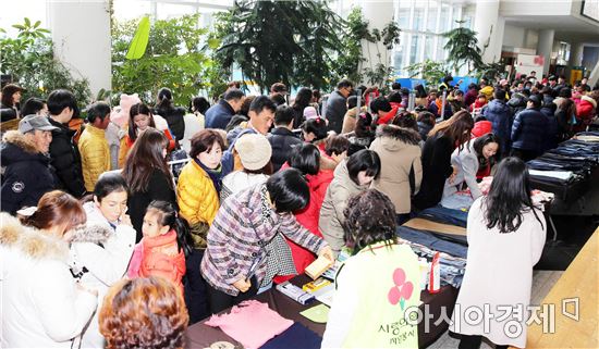 설맞이 따뜻한 나눔장터 개장식이 17일 오후 도청 윤선도홀에서 열린 가운데 주민들이 물품을 구매하고 있다. 사진제공=전남도