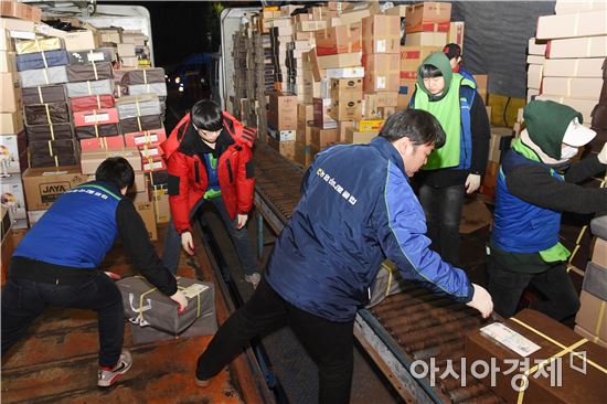 서울 서초구 농협하나로클럽 양재점 택배 코너에서 직원들이 택배 포장·배송 작업을 하고 있다. 
