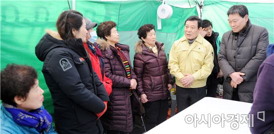 윤장현 광주시장, 여수수산시장 화재피해 상인 위로