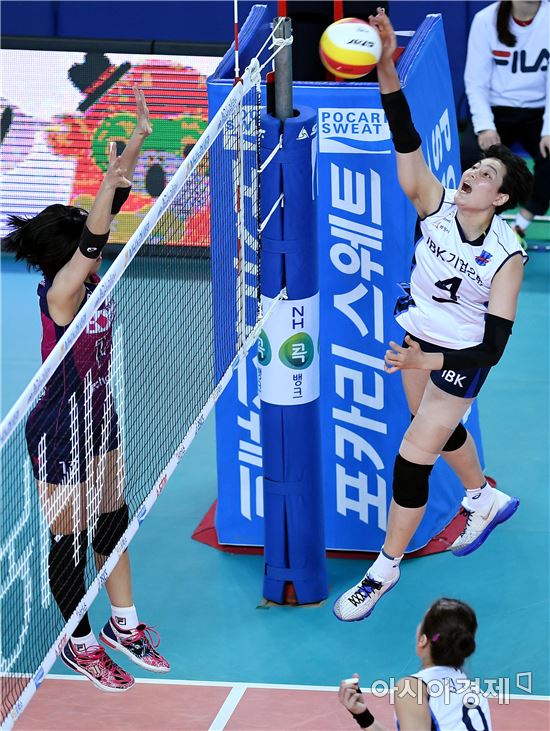 [포토]이동 공격하는 IBK 김희진