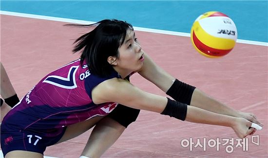 [포토]이재영, '리시브는 침착하게'