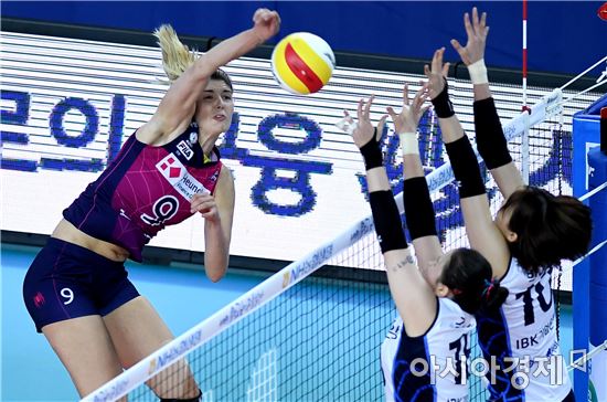 [포토]러브, '블로킹도 소용없어'