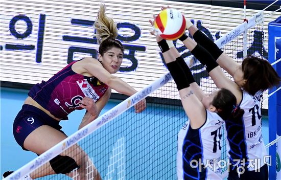 [포토]러브, '블로킹 뚫었어'