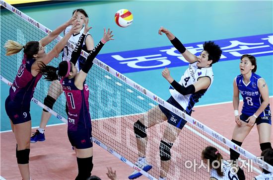 [포토]스파이크 공격하는 김희진